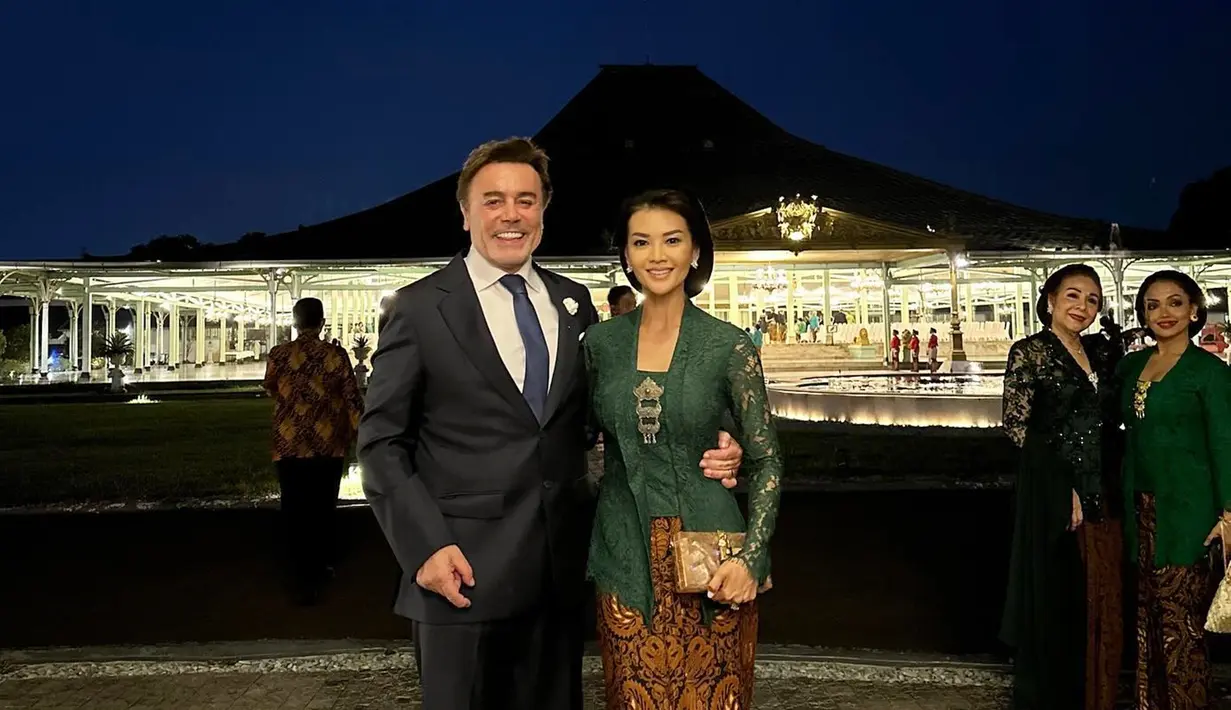 Farah Quinn bersama dengan suaminya, Charles Jost menjadi salah satu tamu undangan di acara ulang tahun puteri keraton Solo, Putri Astrini.Hadir dalam acara yang digelar di Keraton Mangkunegaran, Solo penampilan Farah Quinn tampil beda dari biasanya. (Liputan6.com/IG/@farahquinnofficial)