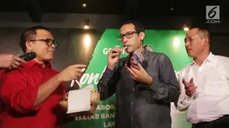 CEO Go-Jek Nadiem Makarim mencicipi produk UMKM kuliner Banyuwangi dalam konferensi pers Kolaborasi Go-Jek dengan Pemkab Banyuwangi di Jakarta, Rabu (15/11). Go-Jek memperluas kerja sama dengan Pemkab Banyuwangi. (Liputan6.com/Angga Yuniar)