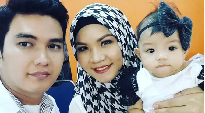 Aldi Taher bersama istri dan anaknya (Instagram/@alditaher.official)