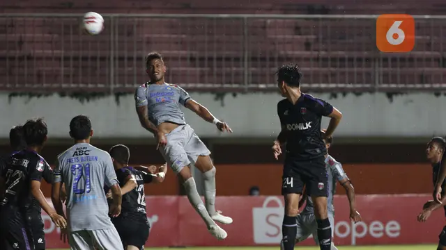 FOTO: Ezra Walian Cetak Gol Perdana dan Kemenangan Persib Bandung di Piala Menpora 2021