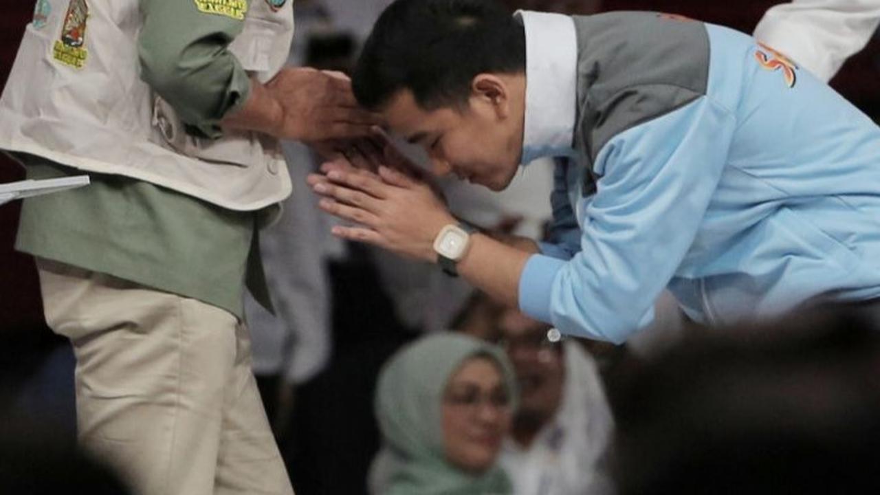 Tak lupa kepada Capres Ganjar pun turut disalami oleh Gibran.<br>( Foto Lipuran6.com / Angga Yuniar )<br>