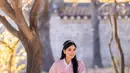 Titi Kamal memancarkan vibes ala putri Korea dalam balutan hanbok nuansa pink. [@titi_kamall]