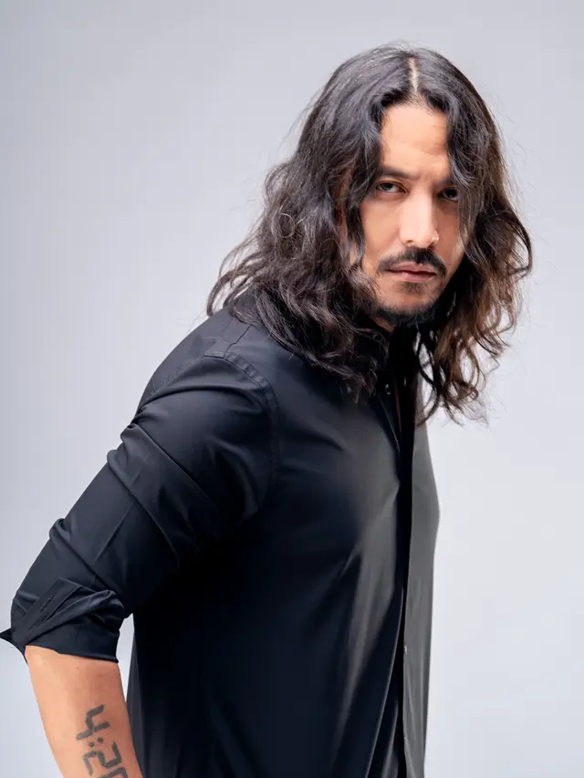 Penyanyi Marcello Tahitoe atau yang akrab disapa Ello sampaikan pesan hangat untuk saling mengasihi sesama manusia lewat lagu "Kita Sama Kita Manusia". (Foto: SABS Indonesia)