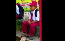 Senyum Manis Firdaus, Bocah SD yang Masuk Sekolah Pakai Sandal Jepit karena Orangtua Belum Punya Uang