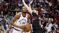 Pebasket Golden State Warriors, Kevin Durant, berusaha melewati pebasket Miami Heat, Tyler Johnson, pada laga NBA di American Airlines Arena, Miami, Senin (4/12/2017). Warriors menang 123-95 atas Heat. (AP/Joe Skipper)