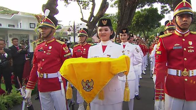 Paskibraka Nasional 2023 asal Sumatra Selatan (Sumsel) yang terpilih menjadi pembawa baki pada Upacara Penurunan Bendera Merah Putih di Istana Merdeka Jakarta. (Tangkapan Layar Youtube Sekretariat Presiden )