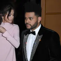The Weeknd mengejutkan penggemar karena baru saja mengeluarkan album pertama usai putus dari Selena Gomez. Tentu saja ia menuliskan lagu patah hati soal mantannya itu. (Elite Day)