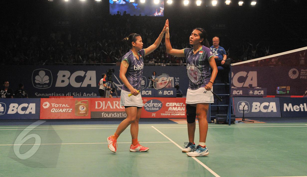 Pebulu Tangkis ganda putri, Nitya Krishinda M dan Greysia Polii merayakan kemenangan usai mengalahkan pebulu tangkis USA, Eva Lee dan Paula Lynn di BCA Indonesia Open Superseries Premier 2015 di Jakarta, Rabu (3/6/2015). (Liputan6.com/Herman Zakharia)