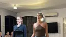 Ini dia potret Tasya Farasya didampingi istri pesepakbola Greg Nwokolo itu beraksi. Kiat berjalan di catwalk menjadi acuan Tasya Farasya agar percaya diri berjalan di depan umum. Pasalnya, ia mengaku ada yang salah dengan gaya berjalannya. Belajar berjalan jadi solusinya. (Liputan6.com/IG/tasyafarasya)