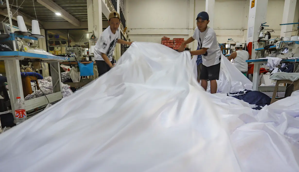 Sebelumnya, Pemerintah melalui Kementerian Dalam Negeri telah mengimbau seluruh masyarakat, instansi pemerintah, dan swasta untuk mengibarkan bendera Merah Putih secara serentak mulai 1 hingga 31 Agustus 2025. (merdeka.com/Arie Basuki)