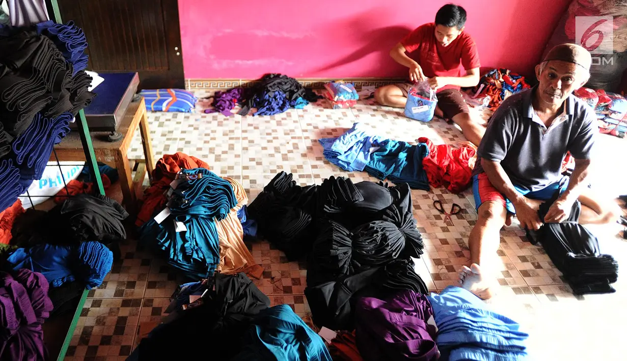 Pekerja menata jahitan yang telah selesai di kawasan sentra konveksi Kampung Bulak Timur, Cipayung, Depok, Kamis (9/5/2019). Awal bulan puasa hingga seminggu jelang lebaran merupakan masa kesibukan penyelesaian jahitan di kawasan yang dihuni ratusan pelaku UMKM konveksi ini (merdeka.com/Arie Basuki)