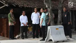 Presiden Joko Widodo bersama Gibran Rakabuming Raka memantau persiapan simulasi kirab kereta pembawa mempelai pengantin di Solo, Senin (6/11). Jokowi dan Gibran meninjau langsung kirab yang akan membawa Kahiyang-Bobby . (Liputan6.com/Angga Yuniar)