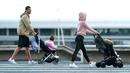 Cristiano Ronaldo bersama kekasihnya Georgina Rodriguez mengajak anak-anaknya berjalan santai di Funchal, Portugal, Sabtu (28/3/2020). Bintang Juventus ini memilih pulang kampung saat Serie A dihentikan sementara karena wabah virus corona. (AFP/Helder Santos)