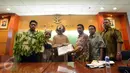 Aktivis Koalisi Anti Mafia Hutan saat bertemu dengan jajaran Komisi Yudisial (KY), Jakarta, Jumat (8/1). Mereka melakukan aksi teatrikal 'Pengaduan Penghuni Hutan'. (Liputan6/JohanTallo)