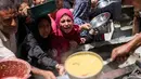 Rik Peeperkorn juga mengungkap bahwa embargo bantuan oleh Israel telah menyebabkan WHO hanya memiliki persediaan yang cukup untuk merawat sekitar 500 anak dengan kondisi kekurangan gizi akut. (Bashar TALEB/AFP)