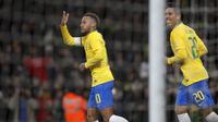 Striker Brasil, Neymar, merayakan gol ke gawang Uruguay pada laga persahabatan di Stadion Emirates, London, Jumat (16/11/2018). (AFP/Adrian Dennis)