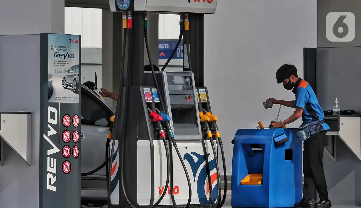 Aktivitas pekerja di SPBU Vivo di kawasan Jakarta, Minggu (4/9/2022). Dirjen Migas Kementerian Energi dan Sumber Daya Mineral (ESDM) mengatakan pihak Vivo akan segera menyesuaikan harga BBM murah di Indonesia. Sebelumya Vivo menjual  bahan bakar jenis Ron-89 dengan harga dibawah pertalite namun itu hanya untuk menghabiskan stok bahan bakar tersebut. (Liputan6.com/Angga Yuniar)