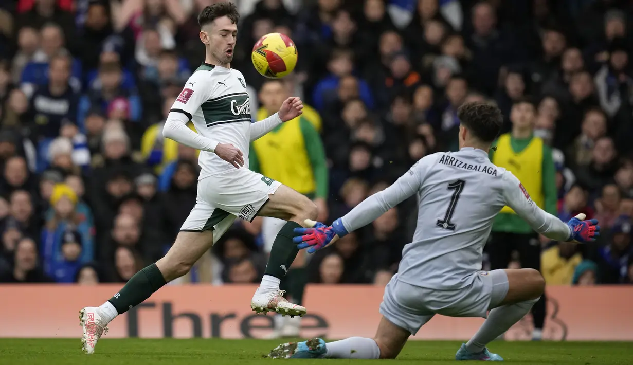 Plymouth Argyle bukan tanpa peluang di babak kedua. Peluang terbaik didapat Ryan Hardie saat ia tinggal berhadapan dengan Kepa Arrizabalaga. Sayang, sepakannya masih mampu diblok Kepa. Skor pun bertahan 1-1 hingga babak kedua usai dan dilanjutkan ke babak extra time. (AP/Matt Dunham)