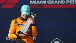 Ekspresi bahagia pembalap McLaren, Lando Norris saat memenangkan Formula 1 GP Miami 2024 yang berlangsung di Miami International Autodrome, Miami, Florida, Minggu (05/05/2024). (AP Photo/Wilfredo Lee)