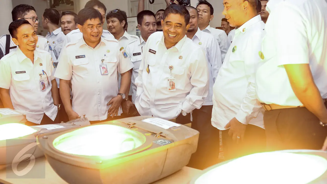 20170125-Pemprov Hibahkan 20 Ribu Lampu Jalan Bekas ke Pemkot Bekasi-Jakarta