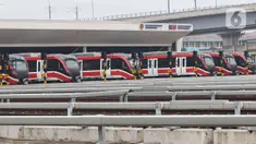Jajaran rangkaian kereta LRT Jabodebek terpakir di area stabling di depo LRT Jabodebek, Jati Mulya, Bekasi, Jawa Barat, Kamis (6/7/2023). (Liputan6.com/Herman Zakharia)