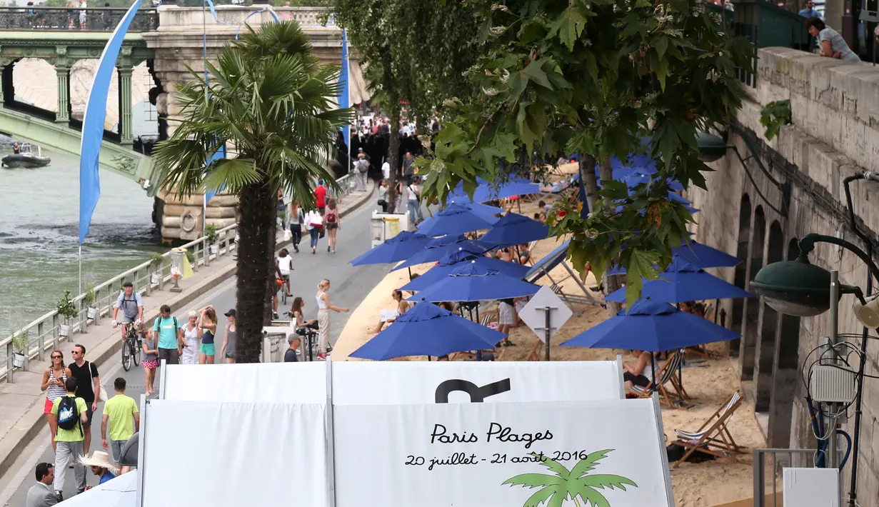 Suasana keramaian di tepi sungai Seine pada pembukaan festival pantai Paris Plages, Paris, Prancis, (20/7). Bila melihat kejadian kebelakang sudah 130 orang tewas dalam serangan teroris di Prancis. (REUTERS / Charles Platiau)