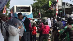 Saat korban lengah, sang suami dengan cepat mengambil ponsel pintar yang terletak di atas meja.