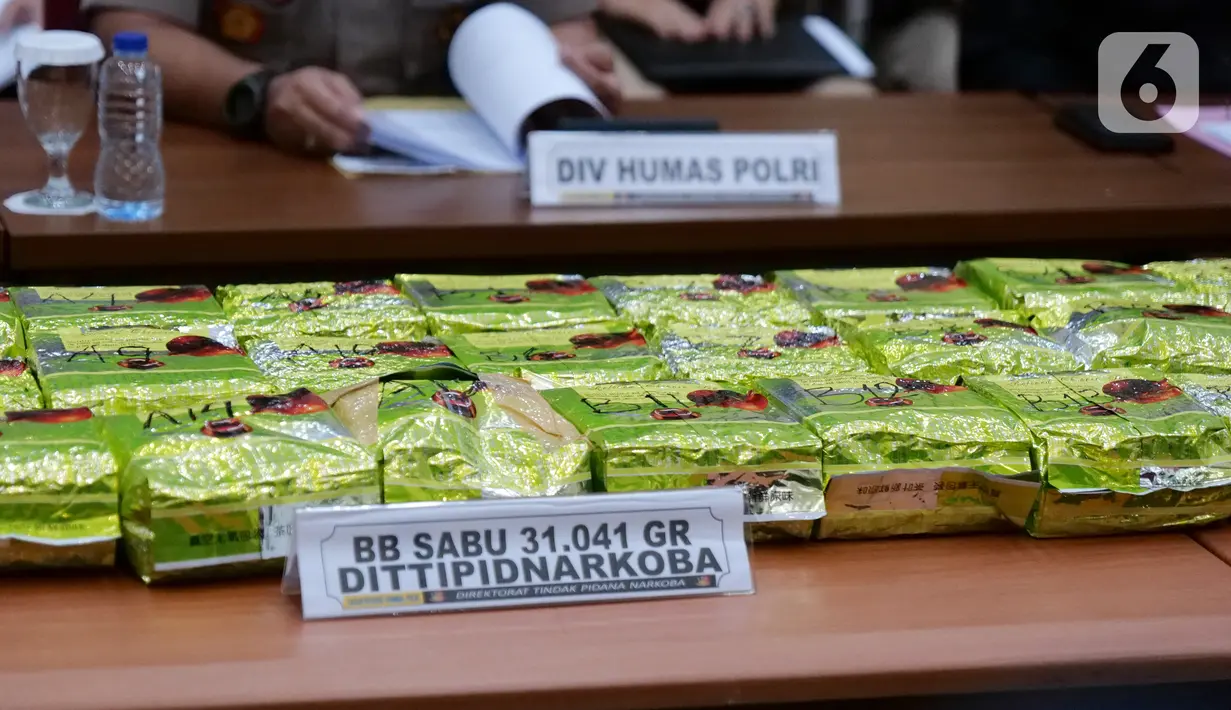 Barang bukti kasus narkoba jaringan internasional sindikat Afrika Selatan dihadirkan dalam konferensi pers di Bareskrim Polri, Jakarta, Kamis (17/10/2019). Polisi menyita 1.095 gram narkotika jenis sabu. (Liputan6.com/Herman Zakharia)