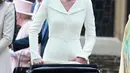 Kate Middleton mendorong putrinya, Putri Charlotte usai pembaptisan di Gereja Magdalena Mary St di Sandringham, Inggris, pada tanggal 5 Juli 2015. (AFP Photo / Chris Jackson)