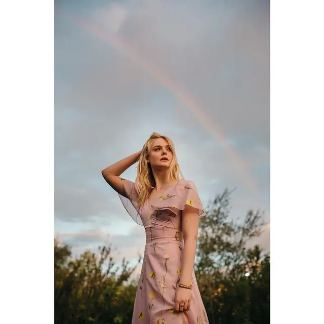 Pesona Elle Fanning (sumber: instagram/@ellefanning)