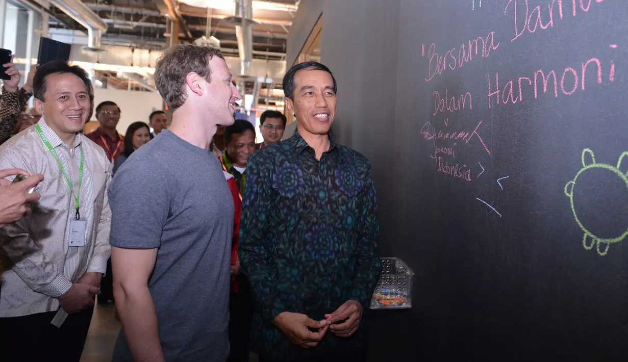 <p>Mark Zuckerberg membaca pesan yang ditulis Presiden Jokowi di dinding saat berkunjung ke kantor Facebook di Silicon Valley, San Fransisco, Rabu (17/2). Dalam kunjungan itu Jokowi disambut langsung oleh CEO Facebook, Mark Zuckerberg. (Setpres/Biro Pers)</p>
