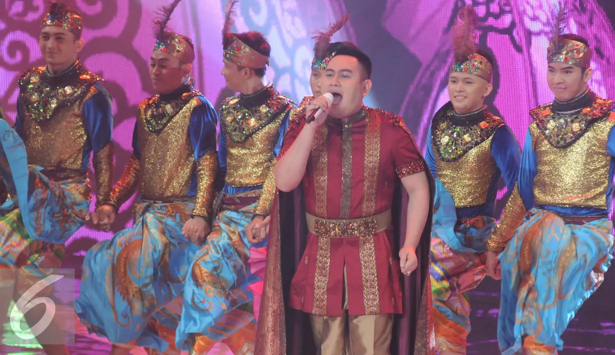 Penampilan Nassar saat Indonesian Dangdut  Award  2016  di Studio 6 Emtek, Jakarta, Rabu (9/11). IDA  2016 merupakan ajang pemberian penghargaan kepada mereka yang  berjasa dalam dunia musik  dangdut Indonesia. (Liputan6.com/Helmi Afandi)