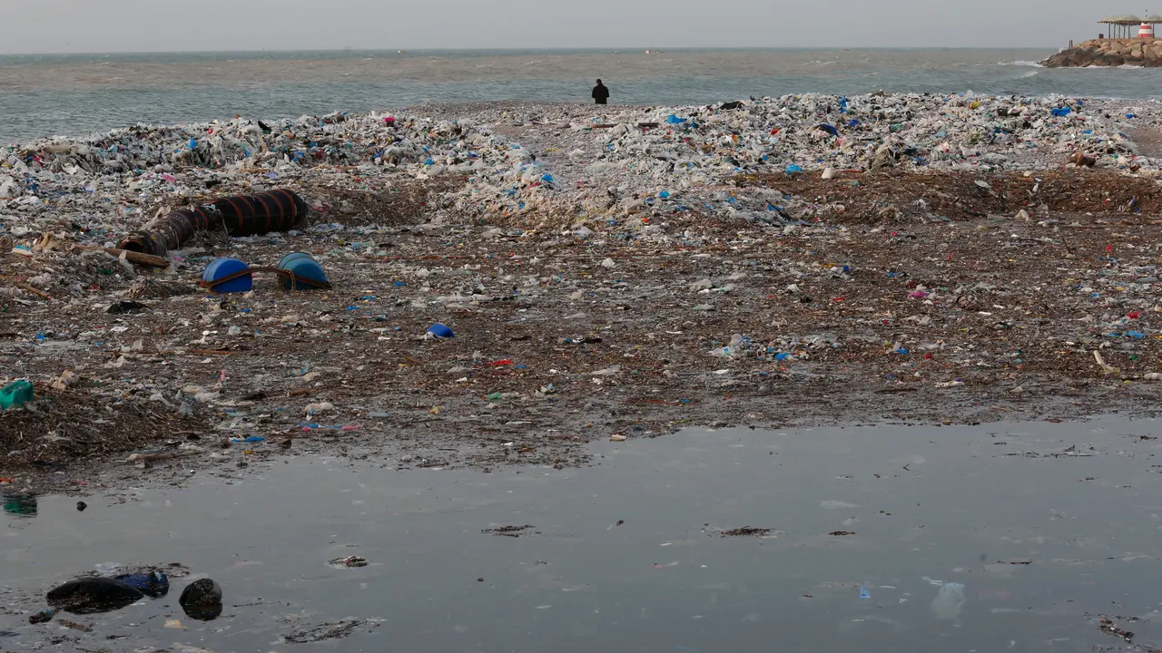 Badai Seret Sampah ke Pantai Lebanon