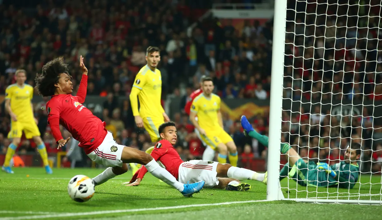 Pemain Manchester United Tahith Chong (kiri) gagal mencetak gol ke gawang Astana saat bertanding pada laga pertama Grup L Liga Europa di Old Trafford, Manchester, Inggris Kamis (19/9/2019). Manchester United menang 1-0 atas Astana. (AP Photo/Dave Thompson)