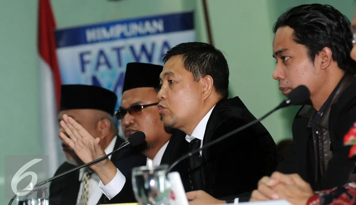 Koordinator Tim Advokasi Pandangan dan Sikap Keagamaan MUI, Ahmad Yani (ketiga kiri) memberi keterangan usai menggelar pertemuan di Jakarta, Senin (14/11). Pertemuan untuk merumuskan pandangan dalam membantu fatwa MUI. (Liputan6.com/Helmi Fithriansyah)