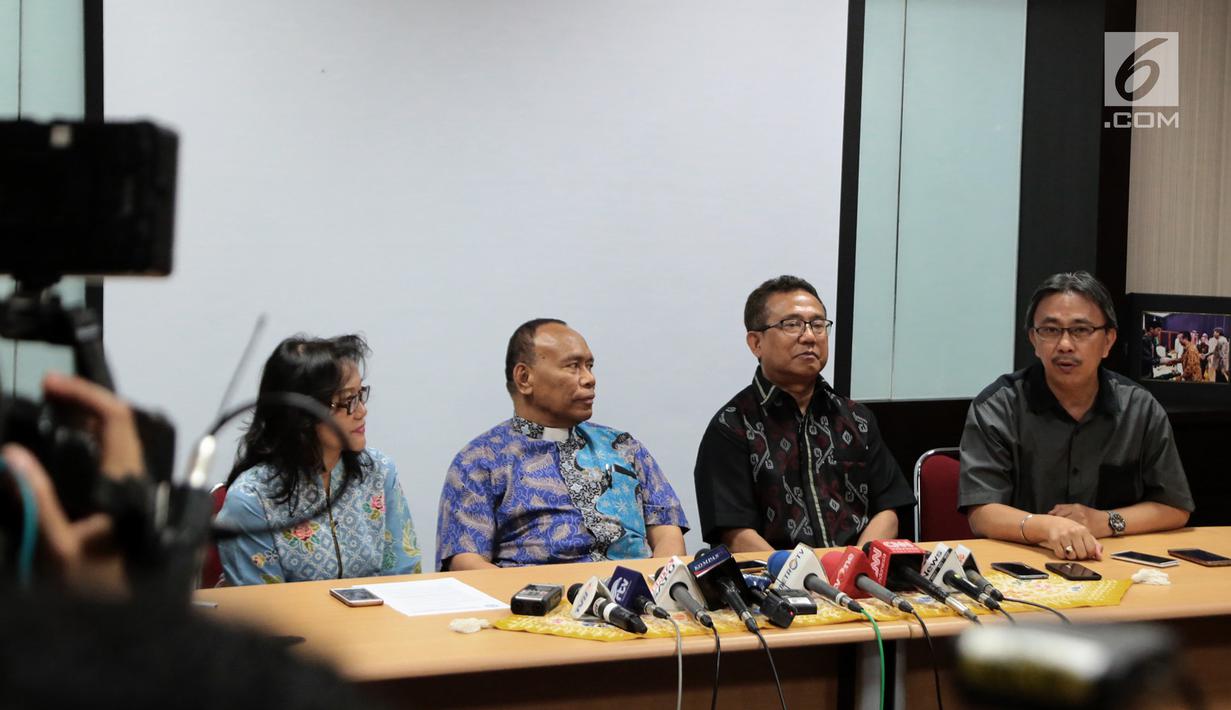 Kepala Humas PGI Jeirry Sumampow merespons peristiwa pemboman tiga gereja di Surabaya, di Jakarta, Minggu (13/5). Lembaga yang mewakili kaum Nasrani ini meminta kejadian tersebut tidak diseret ke ranah politik. (Merdeka.com/Iqbal S. Nugroho)