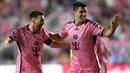 Pemain Inter Miami, Lionel Messi (kiri) merayakan gol yang dicetak oleh Luis Suarez pada laga leg kedua 16 besar Concacaf Champions Cup melawan Nashville di Chase Stadium, Fort Lauderdale, Florida, Kamis (14/03/2024) WIB. (AFP/Getty Images/Brennan Asplen)