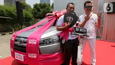 Deputy CEO SmartFren Djoko Tata Ibrahim foto bersama pemenang mobil program undian SmarFren WOW di Jakarta, Senin (14/10/2019). Program Undian SmartFren WOW merupakan program apresiasi untuk mewujudkan mimpi pelanggan.(Liputan6.com/HO/Agus)