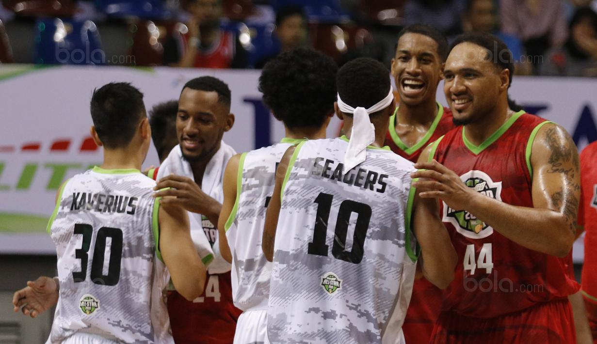 Para pebasket dari tim Merah dan tim Putih bersalaman usai laga IBL All Star di Britama Arena, Jakarta, Minggu (7/1/2018). Tim Putih menang 130-114 atas tim Merah. (Bola.com/M Iqbal Ichsan)