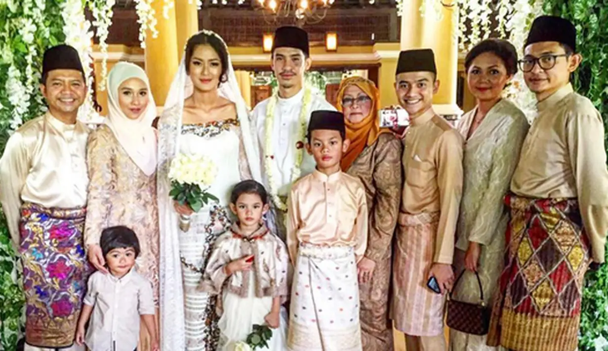 Hari ini, Rabu, 1 Juni 2016, pemeran Srintil dalam film Sang Penari itu resmi dipersunting oleh Iedil Putra, seorang aktor dari negeri jiran Malaysia. (Instagram)