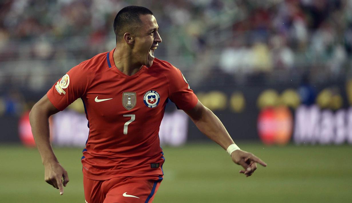 2. Alexis Sanchez (Chile) - Penyerang Arsenal ini merupakan momok mematikan bagi lini belakang lawan. Mantan pemain Barcelona ini merupakan sektor sentral Chile saat meraih gelar Copa America. (AFP/Omar Torres)