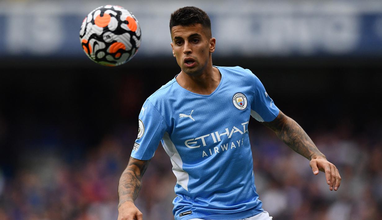 Joao Cancelo. Bek kanan Portugal berusia 27 tahun ini merupakan pemain terbaru Manchester City dari Liga Italia dan masih bermain untuk The Citizens. Sejak didatangkan pada 2019/2020 dari Juventus, ia telah tampil 114 laga di semua ajang dengan torehan 7 gol dan 15 assist. (AFP/Ben Stansall)