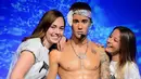 Patung Justin dalam keadaan basah dan telanjang dada hadir sebagai bentuk promosinya untuk konser “Purpose World Tour". Patung ini pun terinspirasi dari konser Justin yang diguyur hujan dan membuatnya basah kuyup. (Instagram/Madametussauds)