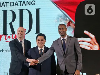 Penasihat teknik PSSI Jordi Cruyff, Ketua Umum PSSI Erick Thohir, dan Pelatih Timnas Indonesia Patrick Kluivert (kiri ke kanan) berfoto bersama usai perkenalan penasihat teknik yang baru di Senayan, Jakarta, Selasa (11/3/2025). (Liputan6.com/Angga Yuniar)