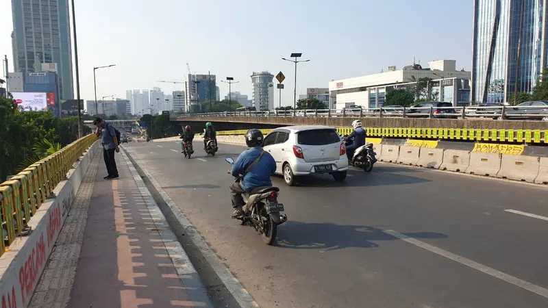 Flyover Slipi, Kamis (26/9/2019), usai demo pelajar yang berakhir ricuh Rabu 25 September 2019. (Liputan6.com/Nanda Perdana Putra)