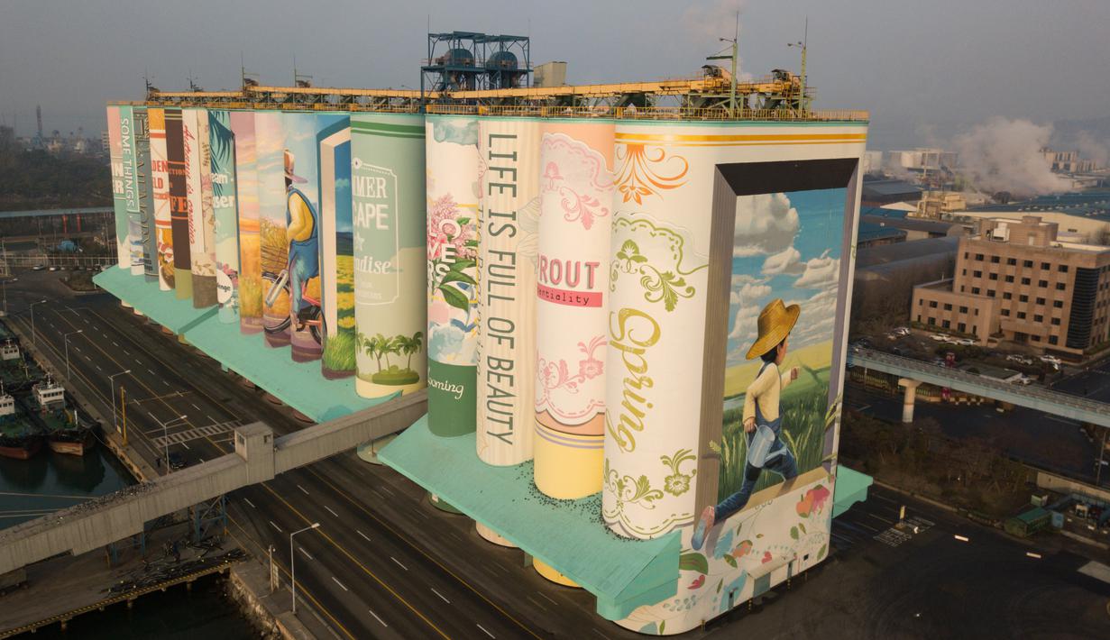 Sebuah silo gandum disulap menjadi karya seni mural luar ruangan raksasa di kota pelabuhan Incheon, Seoul, Korea Selatan, Rabu (19/12). Mural ini memiliki tinggi 48 m yang setara dengan gedung apartemen 22 lantai, dan dengan panjang 525 m. (Ed JONES/AFP)