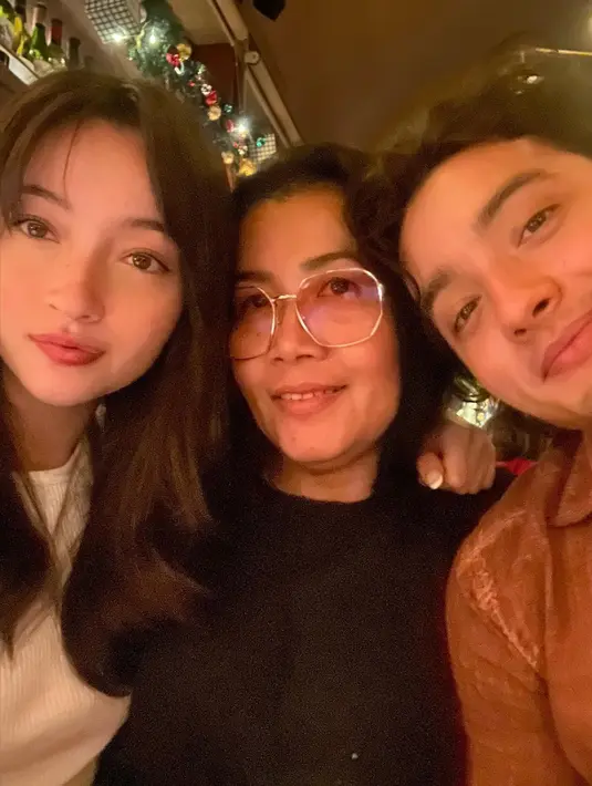 Sebagai keluarga, mereka pun termasuk kompak dan kerap hangout bareng. [Instagram @adedomani_)