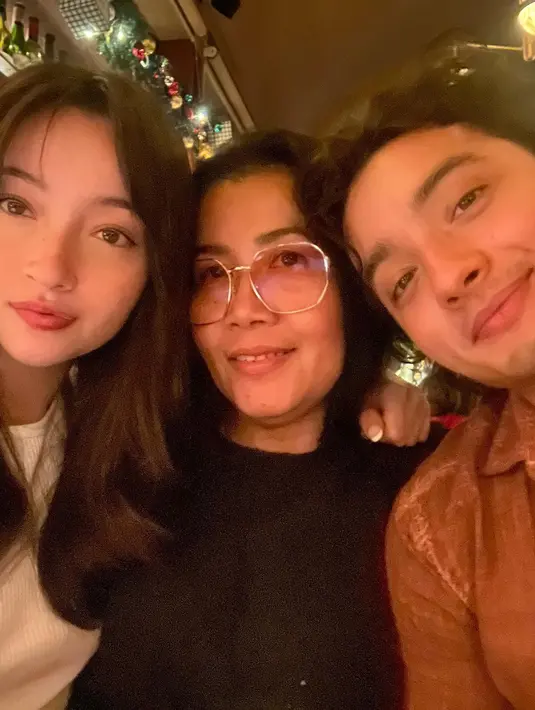 6 Potret Megan Domani Bareng Orang Tua Yang Jarang Disorot