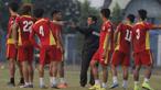 Pelatih Mitra Kukar, Jafri Sastra memimpin latihan jelang laga perebutan juara ketiga Piala Presiden melawan Arema Cronus di Lapangan Bea Cukai, Jakarta, Senin (12/10/2015). (Bola.com/Vitalis Yogi Trisna)