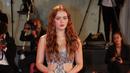 Sadie Sink berpose untuk fotografer setibanya pada pemutaran perdana film 'The Whale' dalam Venice Film Festival edisi ke-79 di Venesia, Italia, 4 September 2022. Aktris muda ini meningkatkan tinggi badannya dengan sepasang sepatu hak tinggi berplatform besar, dengan desain chunky dan detail kaki terbuka. (Photo by Joel C. Ryan/Invision/AP)